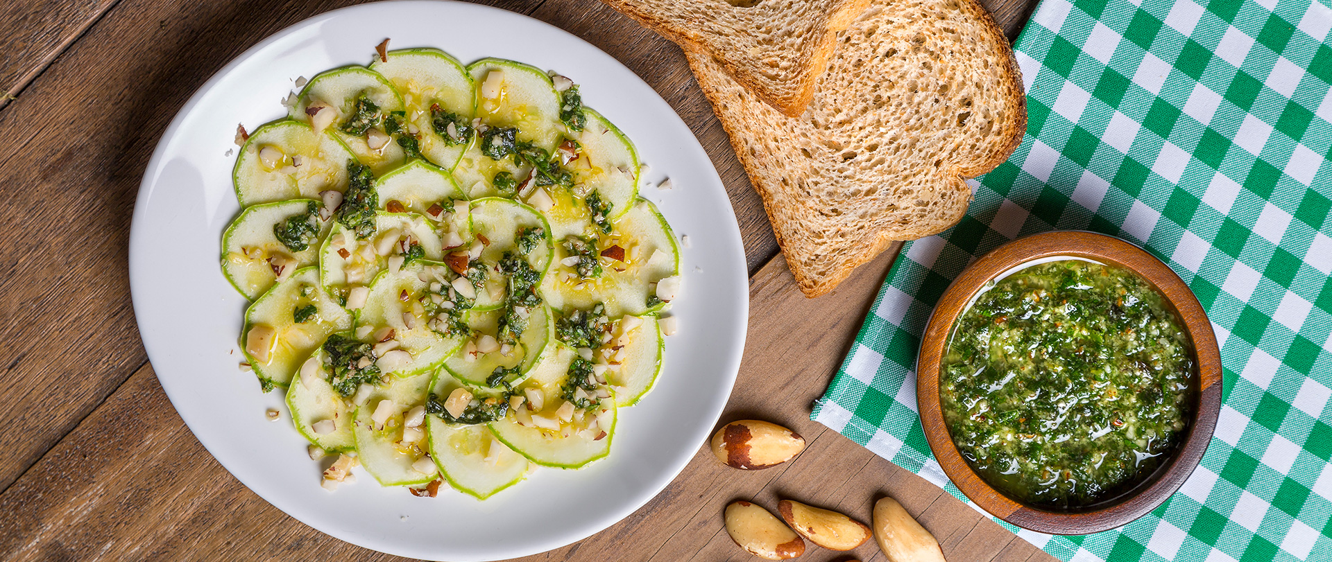 Carpaccio de Abobrinha com Pesto e Pão Crocante