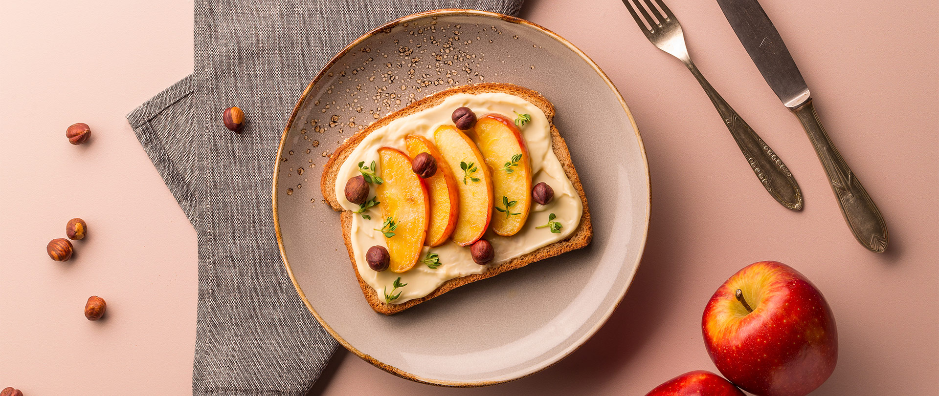 Toast com ricota, maçã e avelãs