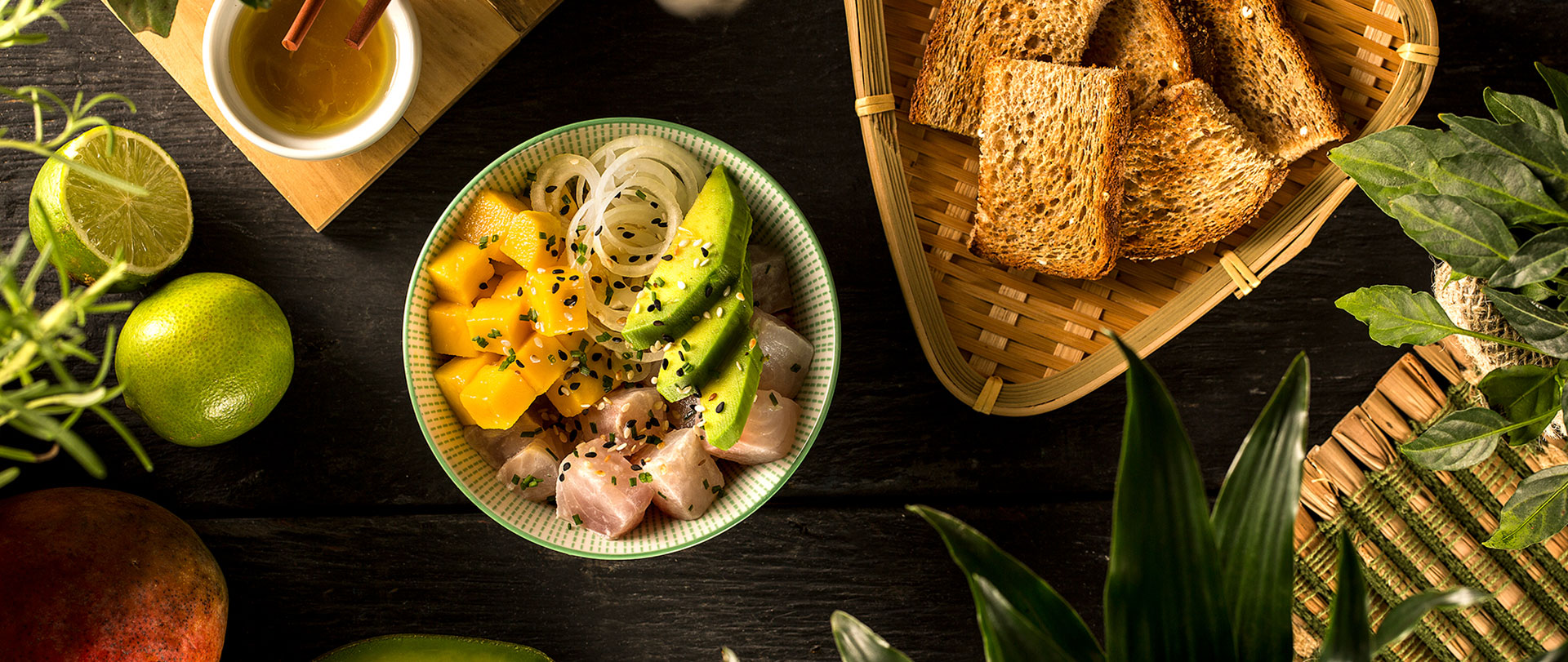 Poke bowl de peixe branco e torradinhas 