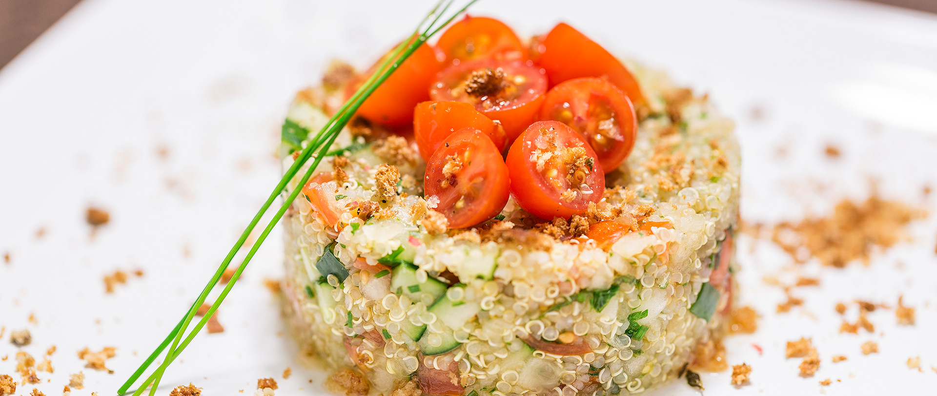 Tabule de quinoa com farofinha crocante