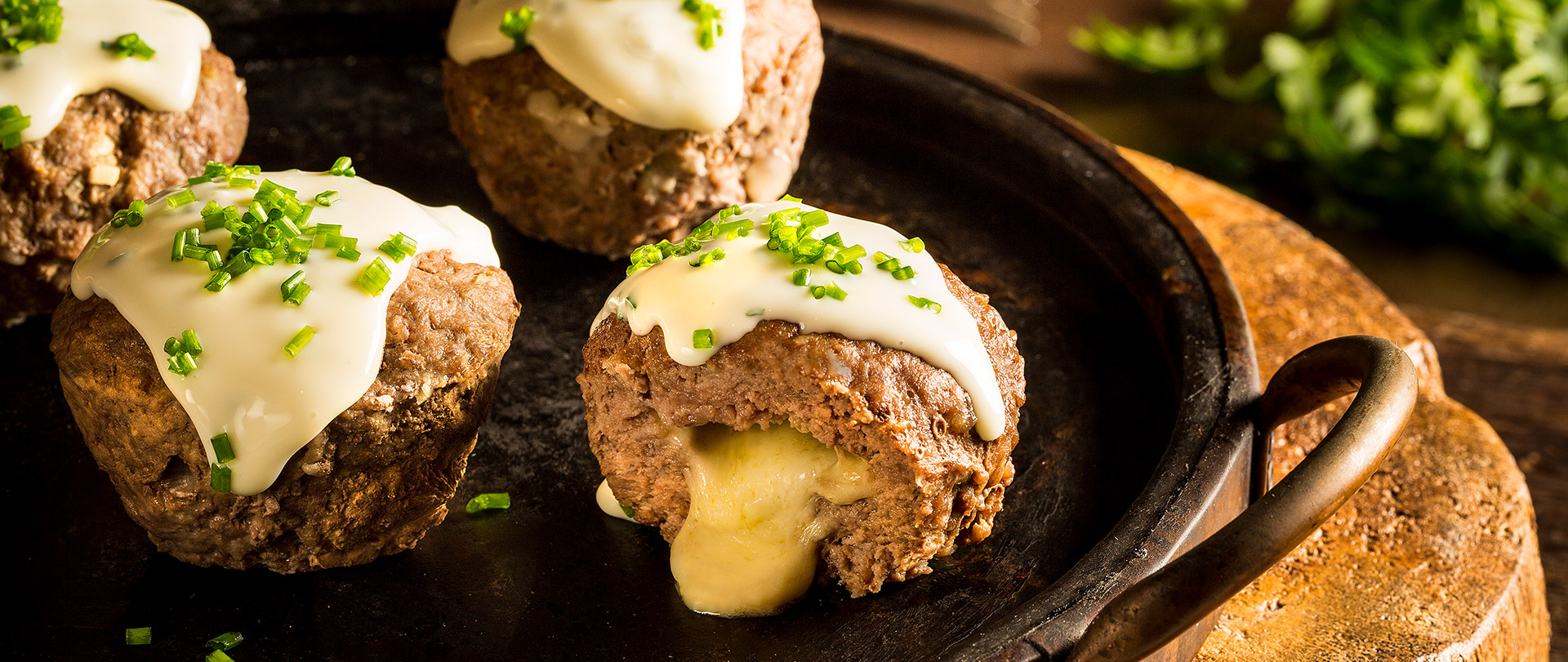 Muffin de carne com queijo cremoso temperado