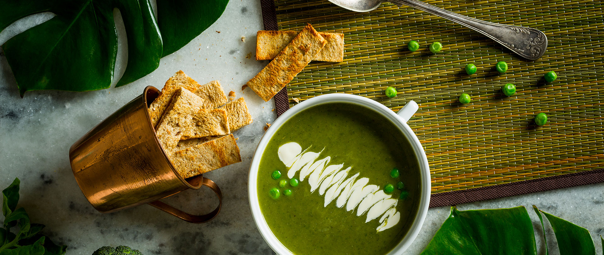 Sopa verde com chips de pão picante