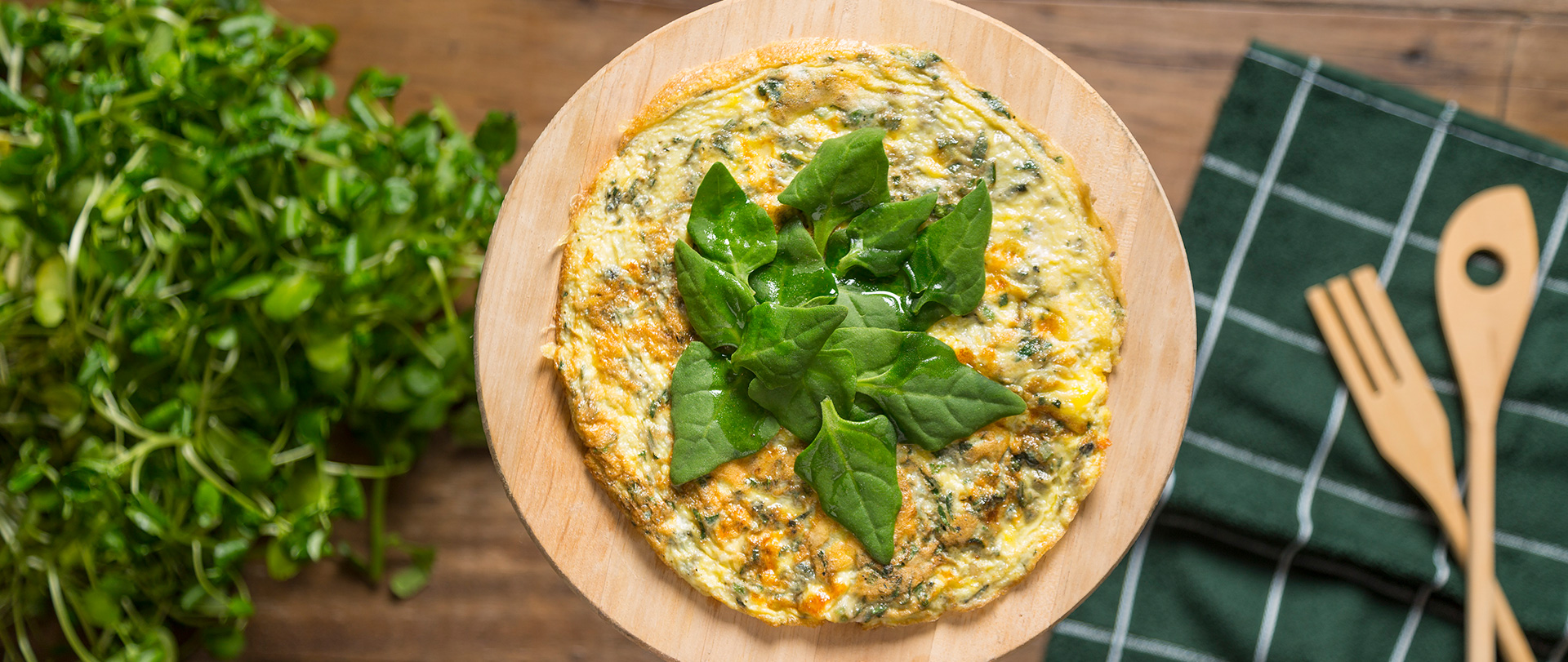 Omelete de espinafre com tostada picante