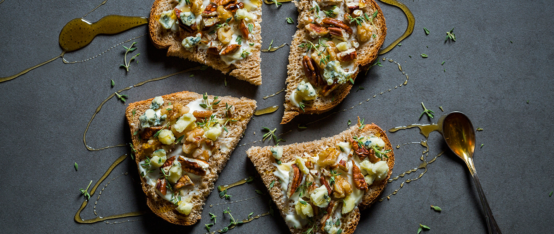 Tartine de gorgonzola, nozes e mel