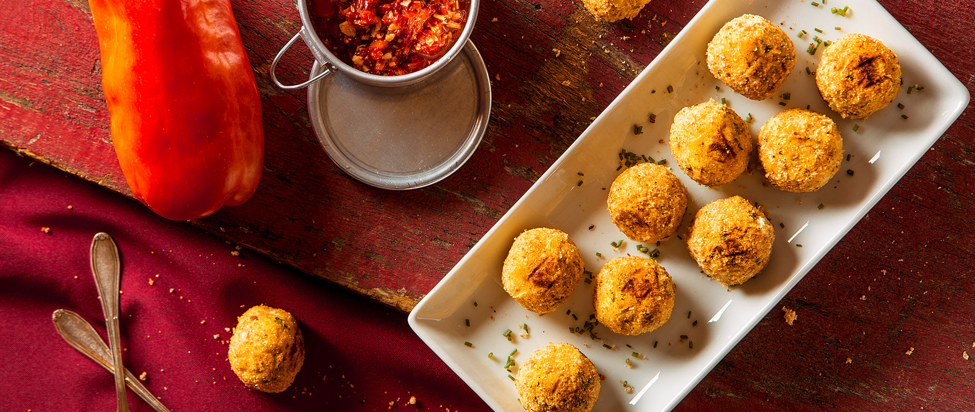 Bolinhos de bacalhau empanados no Pão com Pesto de pimentão