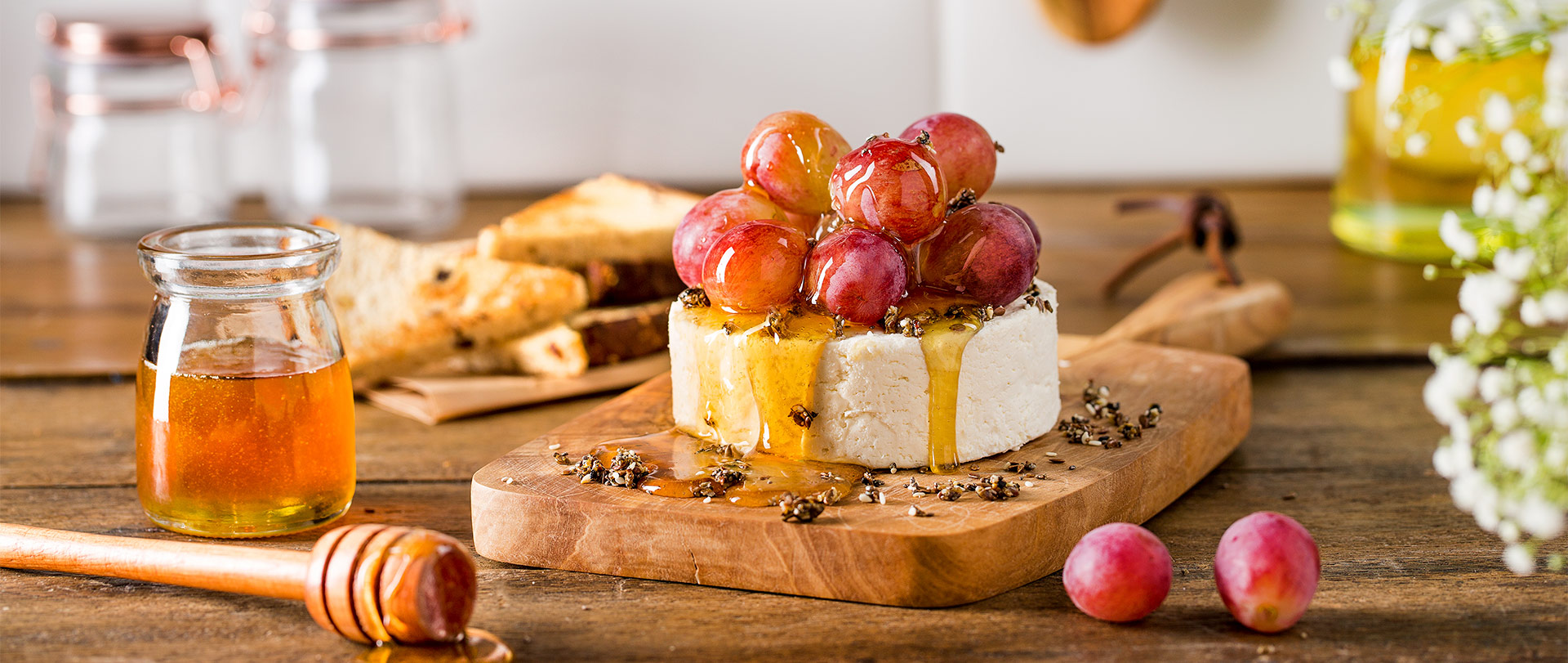 Queijo branco com uvas, crocante de fibras, mel e pão integral