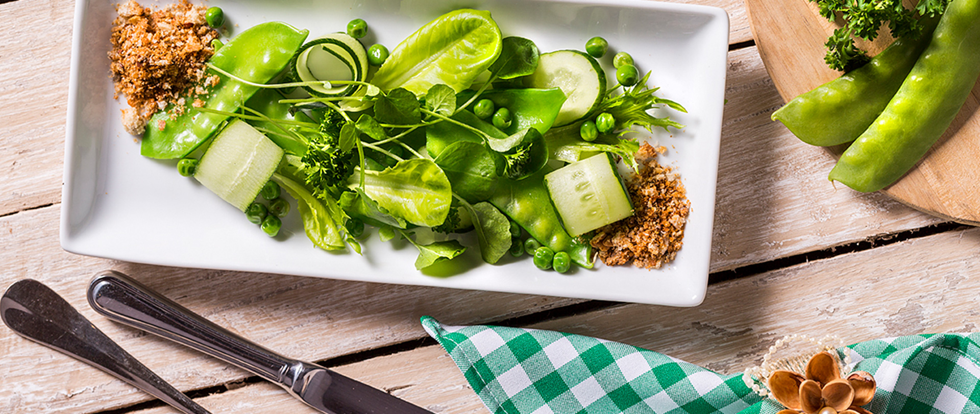 Salada de pepino, ervilha, mini rúcula e crocante com ervas