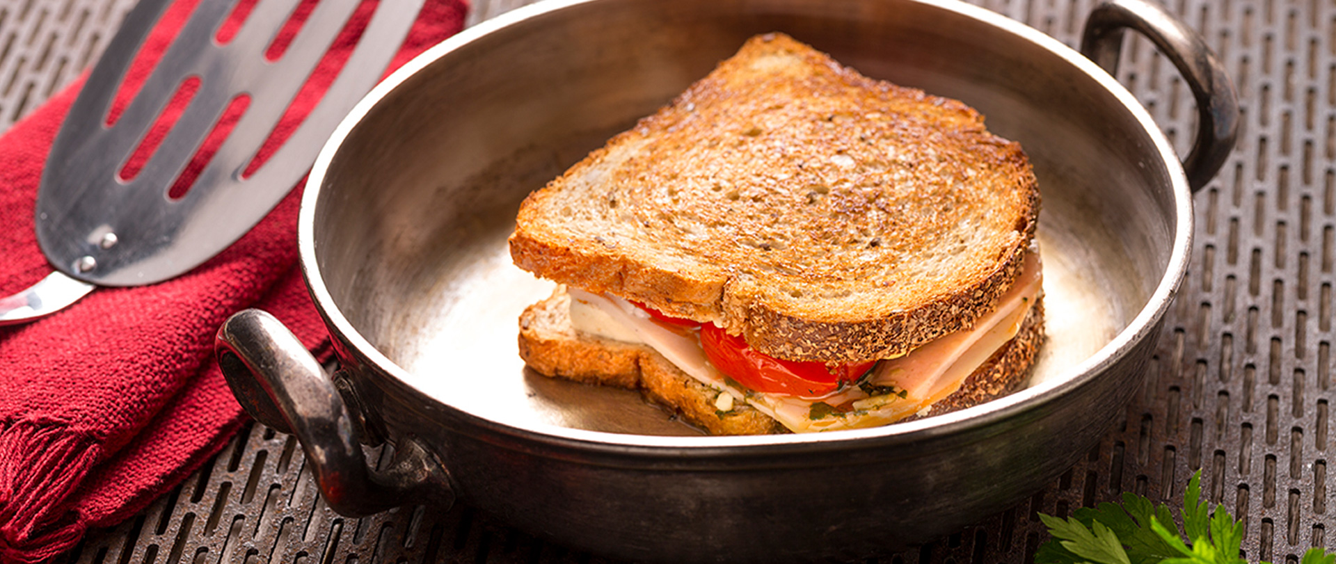 Panini com tomate assado, pesto e peito de peru