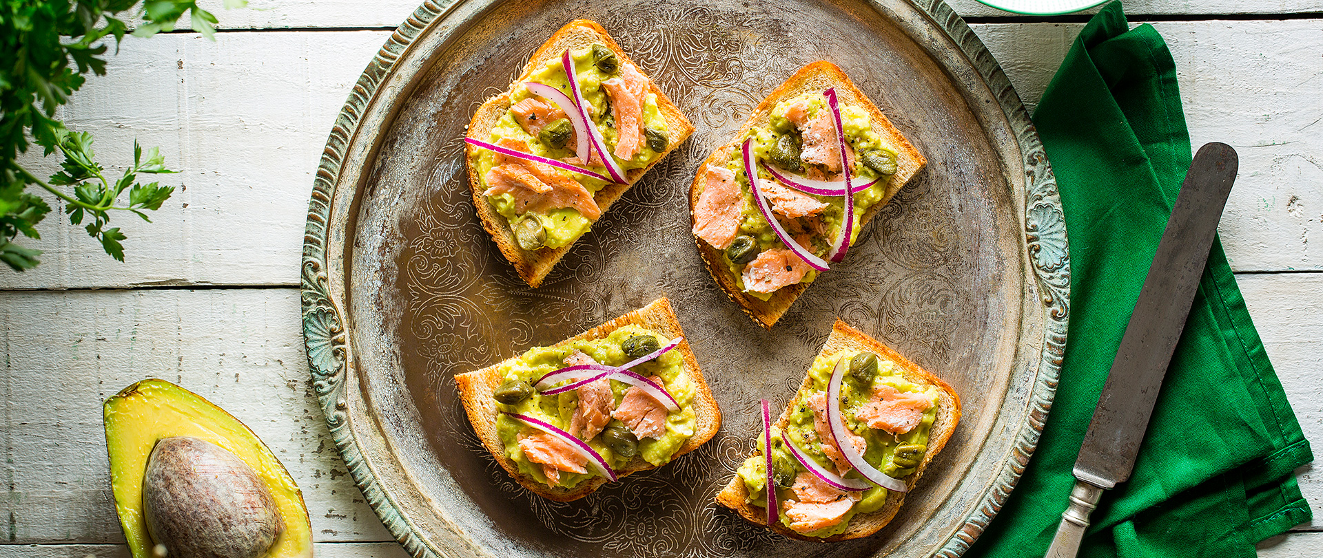 Bruschetta com mousse de abacate, salmão e alcaparras