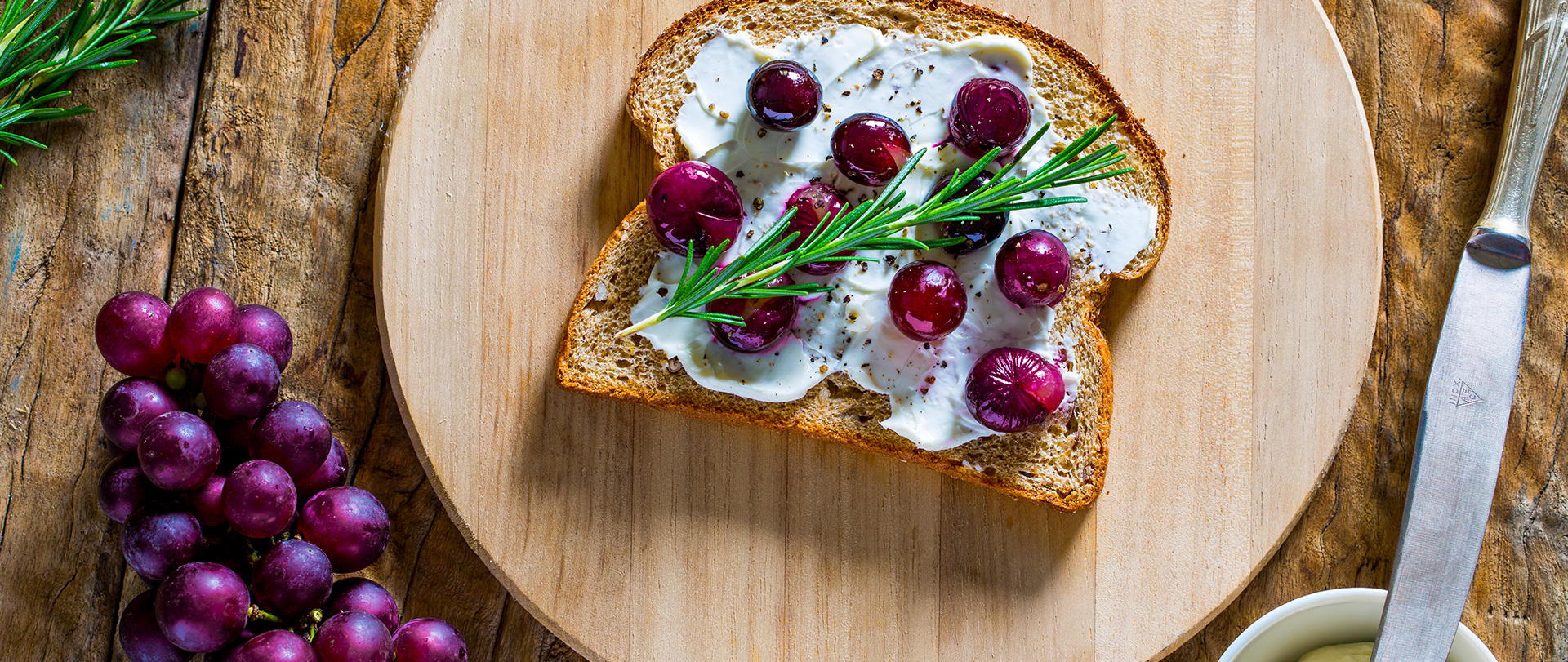 Tartine de ricota, uvas e alecrim