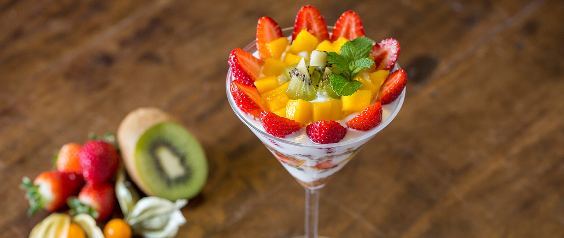 Parfait de iogurte natural e frutas tropicais