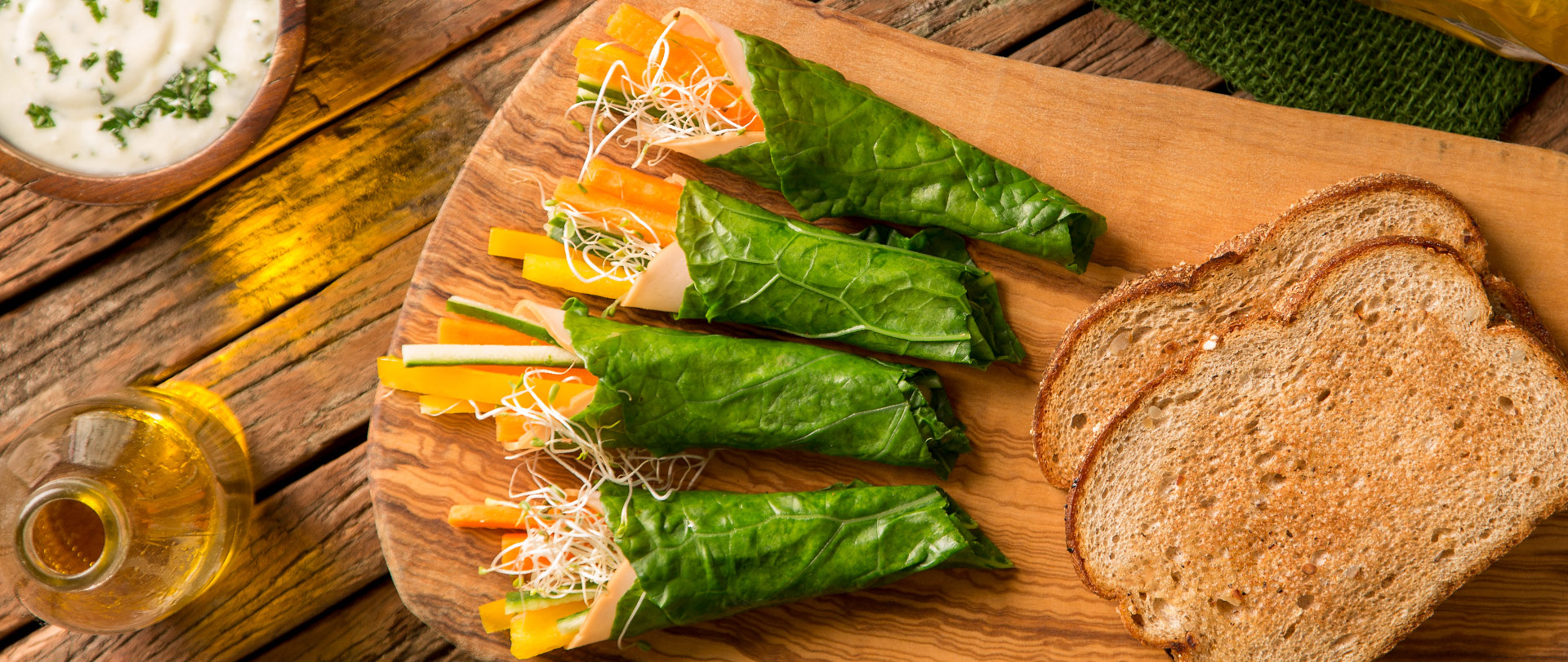 Wraps de couve, peru e vegetais com pão tostado e molho de salsa