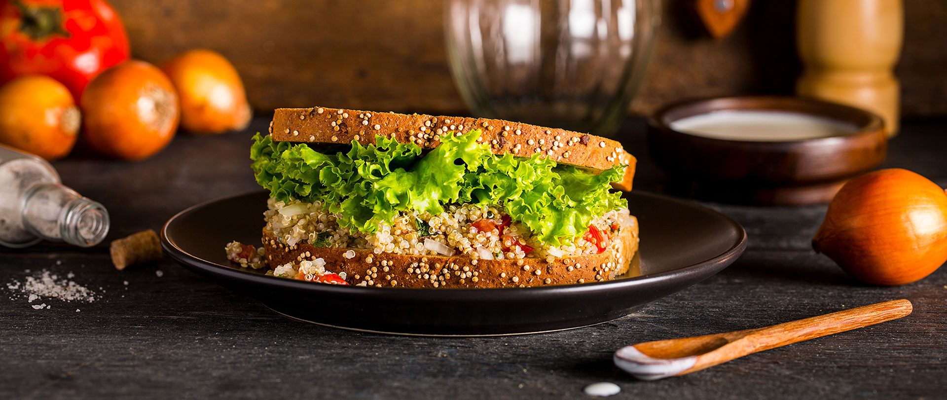 Sanduíche com tabule de quinoa, alface e coalhada