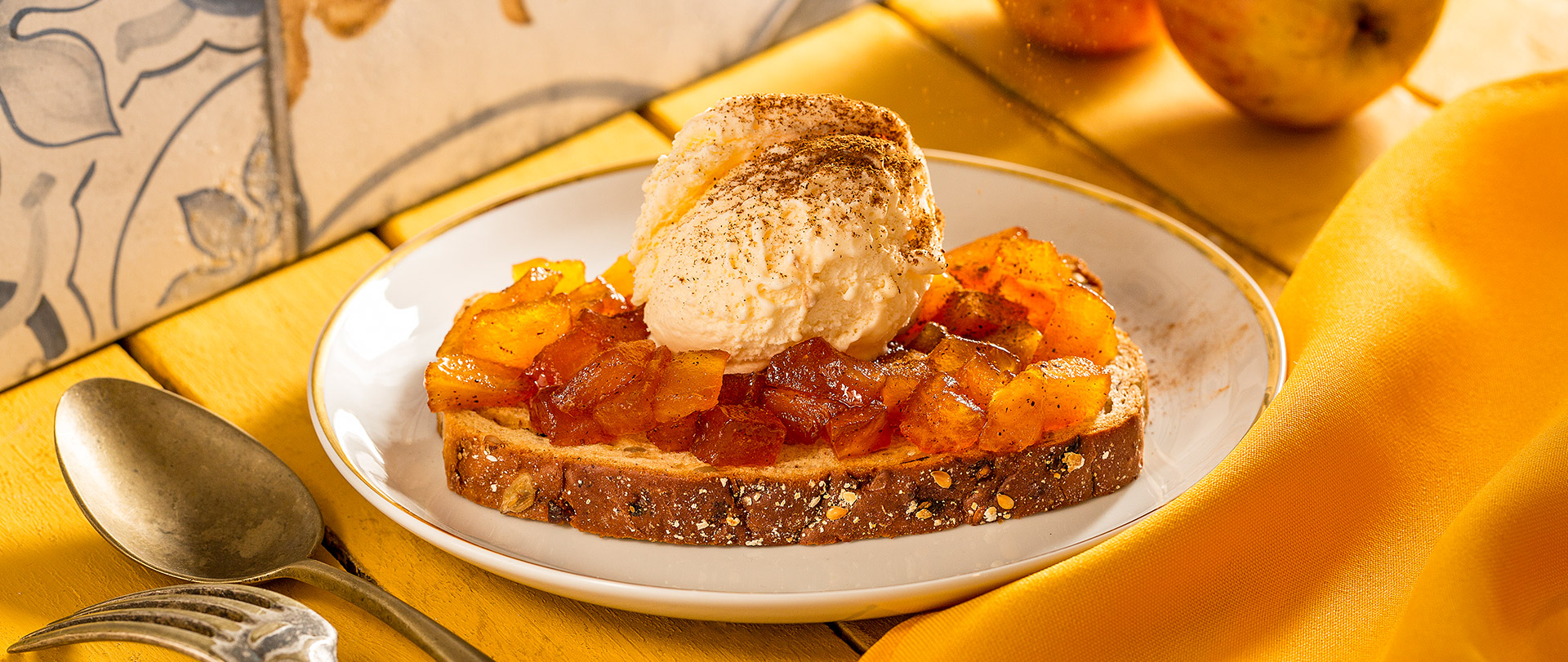 Tartine quente de maçã e canela com sorvete