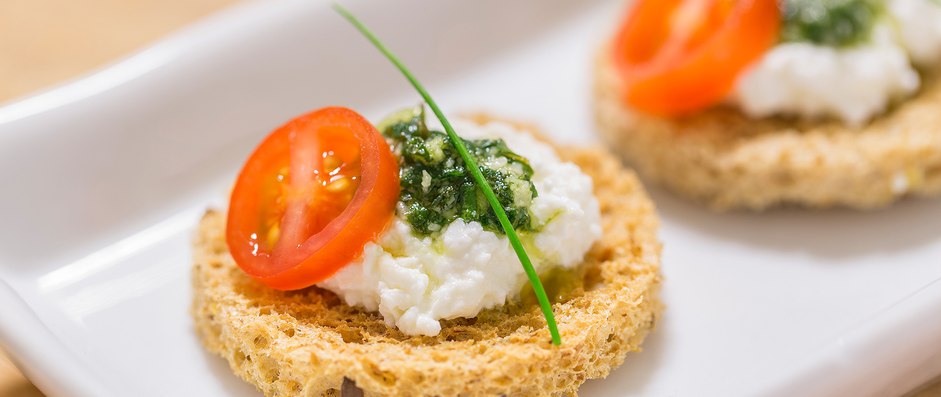 Crostini de queijo quark e pesto de ervas