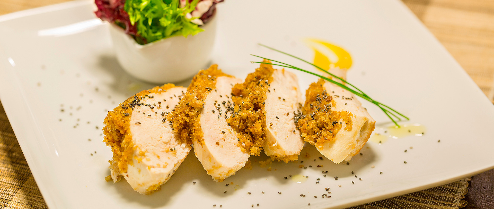 Filé de frango com crosta de mostarda e chia