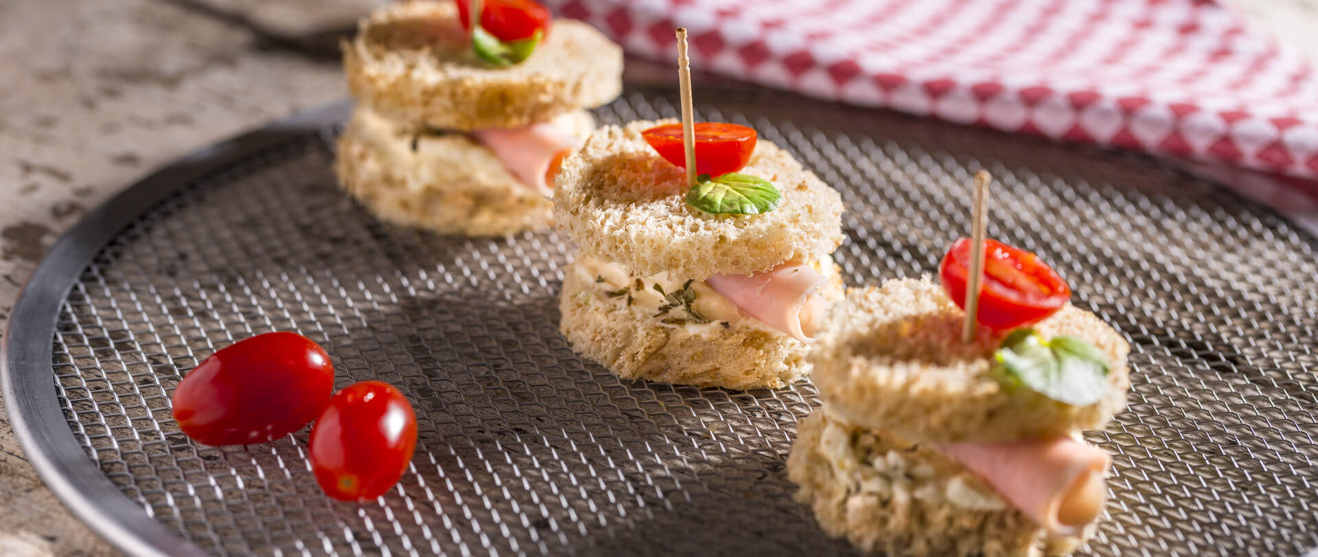 Mini sanduíche de blanquet de peru à caprese