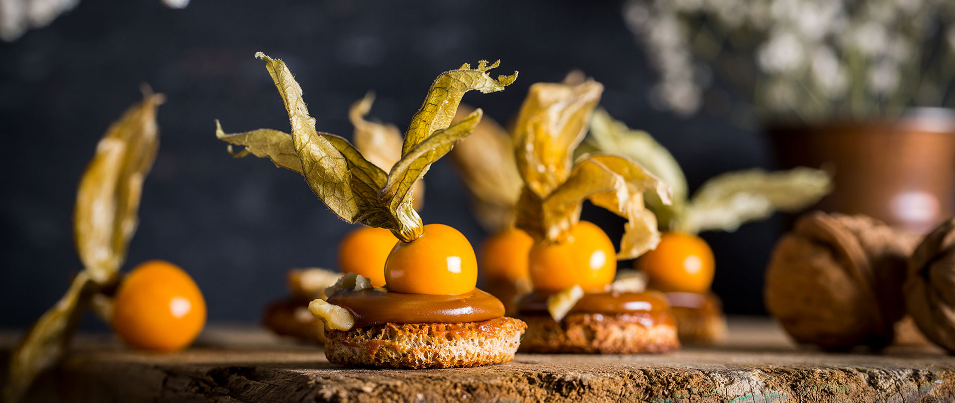 Mini tartine de doce de leite com physalis e nozes