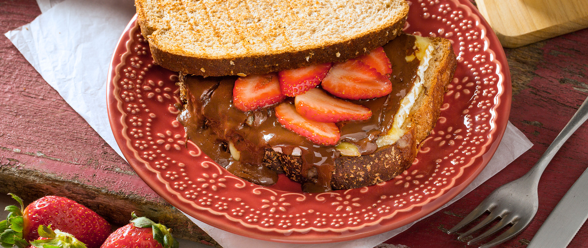 Sanduíche quente de brie, chocolate e morangos