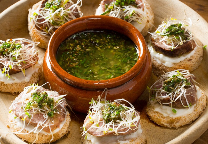 Beef Crostini com Pesto de ervas