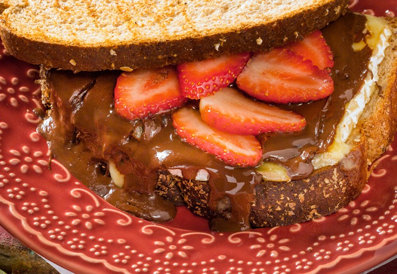 Sanduíche quente de brie, chocolate e morangos