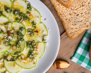 Carpaccio de Abobrinha com Pesto e Pão Crocante