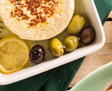 Queijo com azeite, azeitonas e limão, servido com pão integral