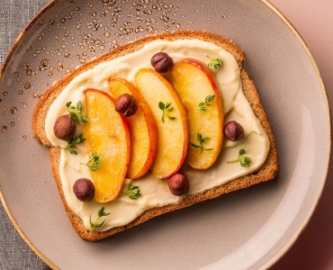 Toast com ricota, maçã e avelãs