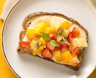 Tostada com creme de baunilha e tartar de frutas