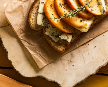 Bruschetta de maçã caramelada com gorgonzola