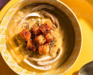 Creme de batata doce e frango com croutons funcionais