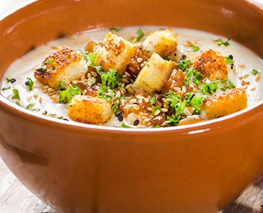 Sopa de couve flor, cebola caramelada e croutons