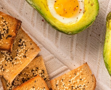 Abacate ao forno recheado com ovo e toasts de gergelim