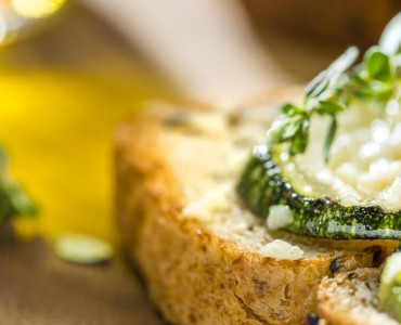 Tartine de abobrinha com tomate assado