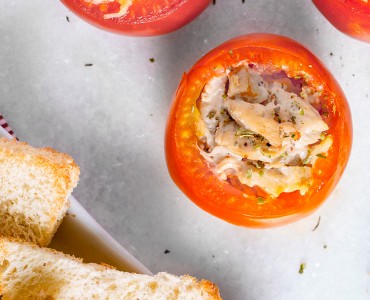 Tomate recheado com triângulos picantes