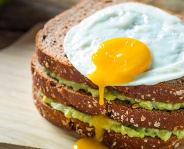 Guaca toast com ovo na chapa