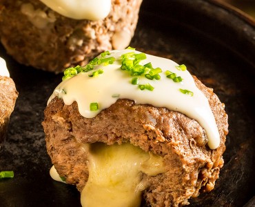 Muffin de carne com queijo cremoso temperado
