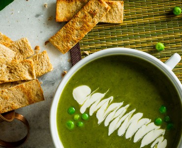 Sopa verde com chips de pão picante