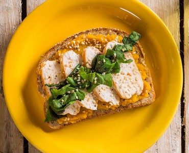 Tostada de moranga, frango grelhado e espinafre