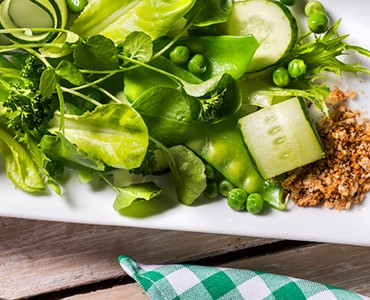 Salada de pepino, ervilha, mini rúcula e crocante com ervas