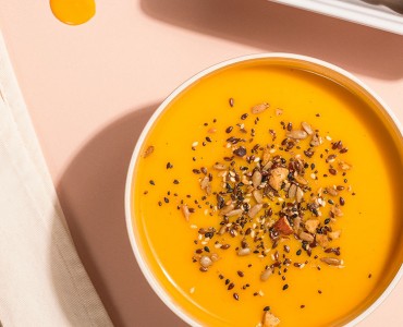 Sopa detox com granola salgada e torradinhas 