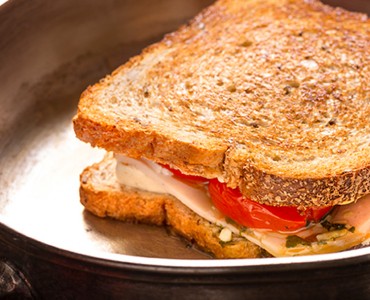 Panini com tomate assado, pesto e peito de peru