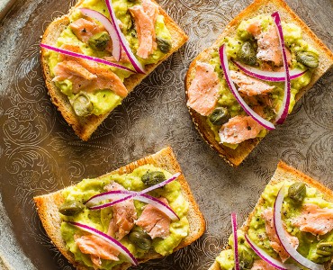 Bruschetta com mousse de abacate, salmão e alcaparras