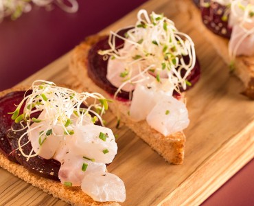 Crostini com carpaccio de beterraba e tartare de peixe branco