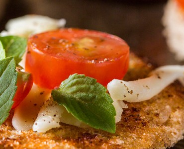 Pizzetes de tomates grelhados com manjericão