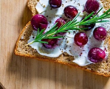 Tartine de ricota, uvas e alecrim