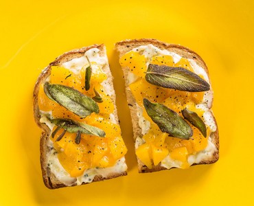 Pintcho agridoce de pêssego, queijo e crispy de sálvia