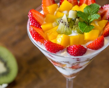 Parfait de iogurte natural e frutas tropicais