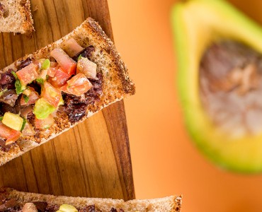 Barquetes com tapenade de azeitonas e salsa de tomates