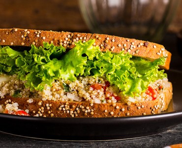 Sanduíche com tabule de quinoa, alface e coalhada